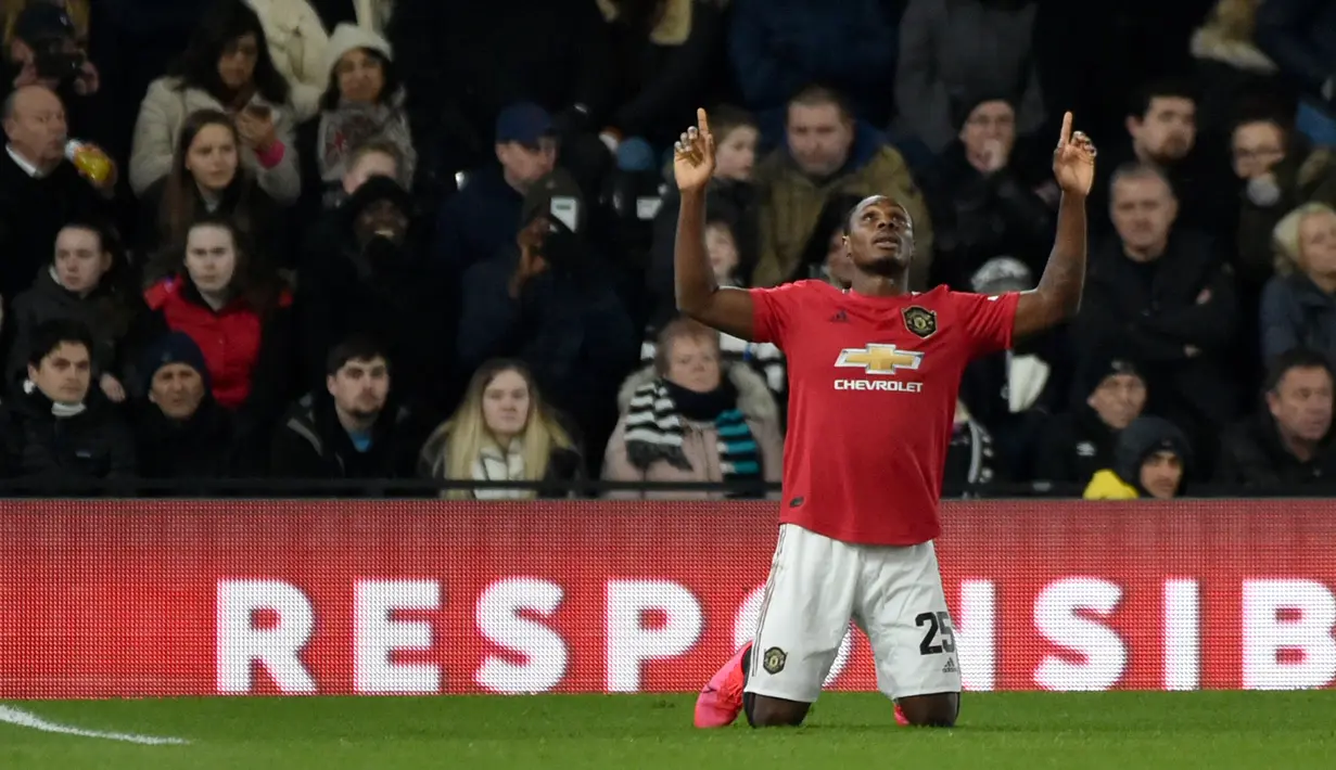 Odion Ighalo. Striker Nigeria yang sejak tengah musim 2021/2022 berseragam Al-Hilal Saudi FC ini pernah berstatus sebagai pemain pinjaman Manchester United usai didatangkan dari Shanghai Shenhua pada tengah musim 2019/2020 dengan biaya 12 juta euro. Bertahan hingga tengah musim 2020/2021 bersama MU, ia total tampil dalam 23 laga di semua ajang dengn torehan 5 gol dan 1 assist. Di Liga Inggris sendiri, dari 12 laga ia gagal menyumbang 1 gol pun. (AP/Rui Vieira)