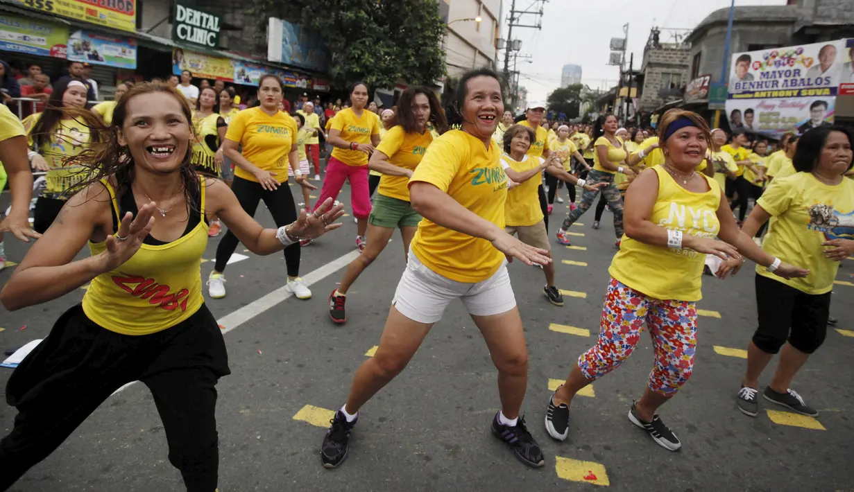 Antusiasme warga mengikuti kelas zumba di sepanjang jalan utama Manila, Filipina, Minggu (19/7/2015). Warga Filipina memecahkan rekor Guinness World Records yang sebelumnya dipegang oleh Kota Cebu dengan 8.232 peserta. (REUTERS/Lorgina Minguito)