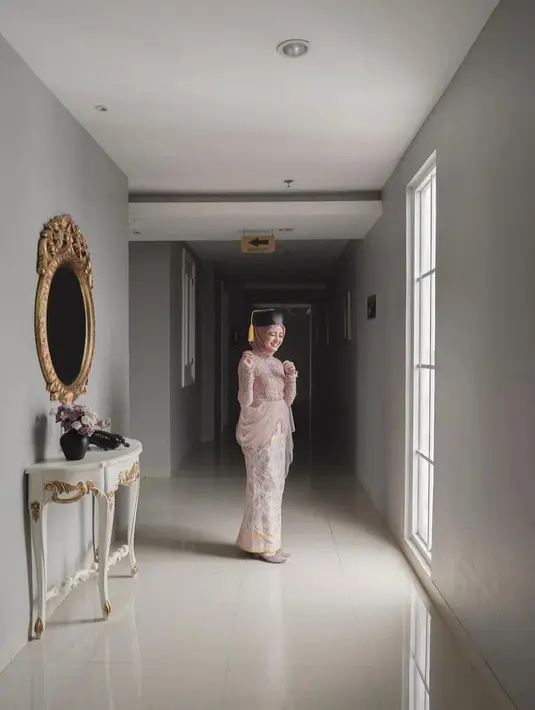 Banyak rekan artis hingga warganet yang mengucapkan selamat. Tak sedikit pula memujinya cantik dan bikin pangling saat kenakan kebaya. (Instagram/arafahrianti).