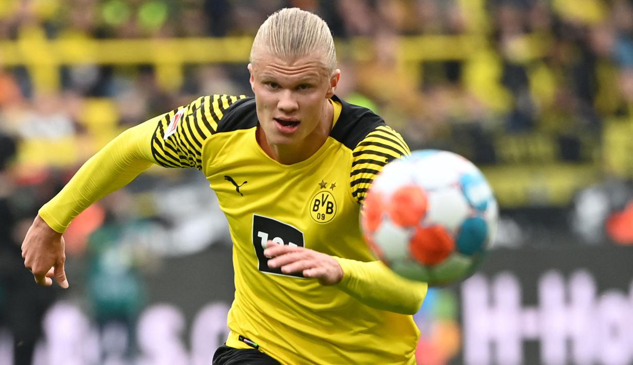 Ralf Rangnick mencium bakat Erling Haaland kala dirinya masih bermain di klub asal Norwegia, FK Molde. Rangnick kemudian mendatangkannya ke RB Salzburg pada 2019 saat menjabat sebagai Direktur Olahraga. Benar saja, di musim debutnya Haaland langsung mencetak 29 gol dari 27 laga. (AFP/Ina Fassbender)