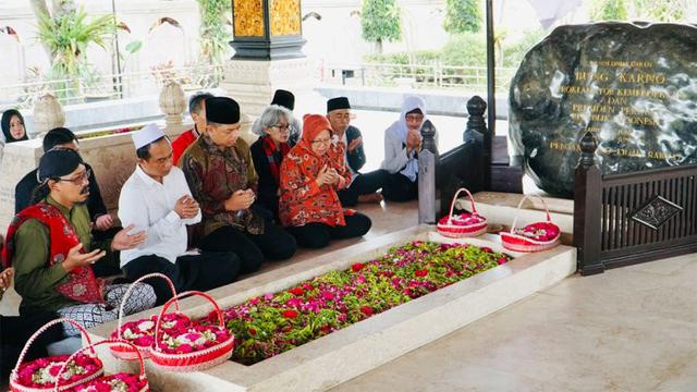 Risma-Gus Hans ziarah ke makam Bung Karno di Blitar. (Istimewa)