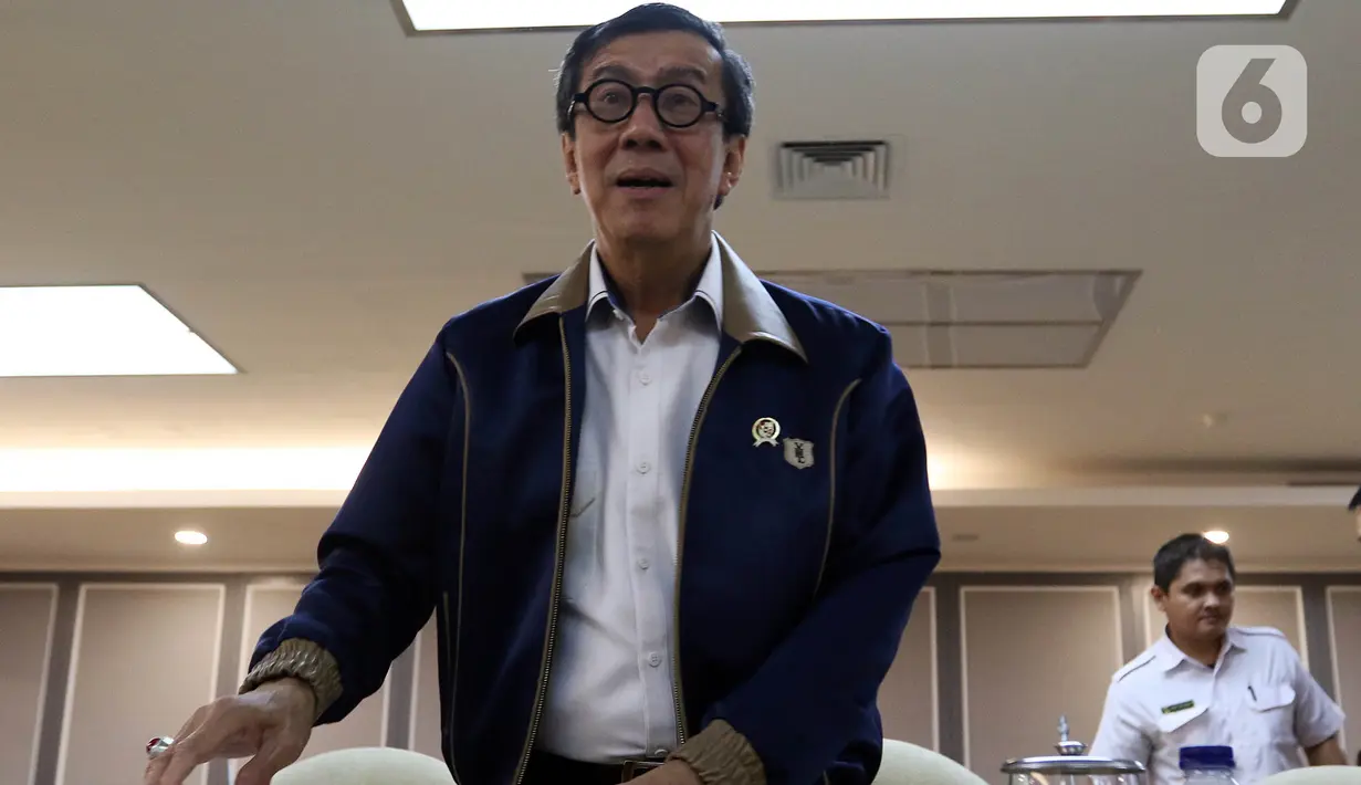 Menkumham Yasonna Laoly mengikuti Rapat Kerja dengan Baleg DPR di Kompleks Parlemen, Senayan, Kamis (16/1/2020). Baleg DPR membuka peluang mengurangi jumlah RUU program legislasi nasional (prolegnas) prioritas tahun 2020-2021 dari 50 RUU menjadi 40 RUU prolegnas prioritas. (Liputan6.com/Johan Tallo)