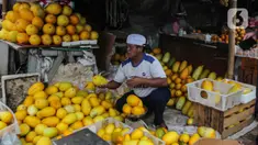 Pedagang menyortir buah timun suri di Pasar Palmerah, Jakarta, Selasa (28/3/2023). (Liputan6.com/Johan Tallo)