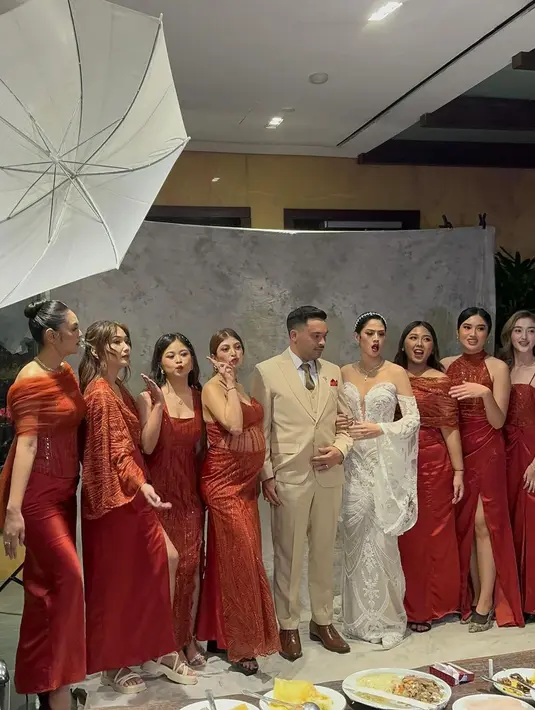 Dress Ochi tak kalah menawan. Ia mengenakan halter dress dengan detail high slit yang menambah impresi jenjang pada tampilannya. [@raravers.id/@sarahkiehl/@hanahaho].