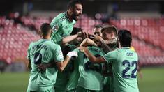 Pemain Real Madrid merayakan gol yang dicetak Ferland Mendy ke gawang Granada pada laga lanjutan La Liga pekan ke-36 di di Estadio Nuevo Los Carmenes, Selasa (14/7/2020) dini hari WIB. Real Madrid menang 2-1 atas Granada. (AFP/Jorge Guerrero)