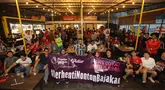 Komunitas IndoManUtd Region Jakarta meramaikan acara Malam Gemuruh edisi pertama yang menampilkan laga Premier League 2023/2024 antara West Ham United melawan Manchester United di Pitch 98, Kemang, Jakarta, Sabtu (23/12/2023).  (Bola.com/Bagaskara Biru)