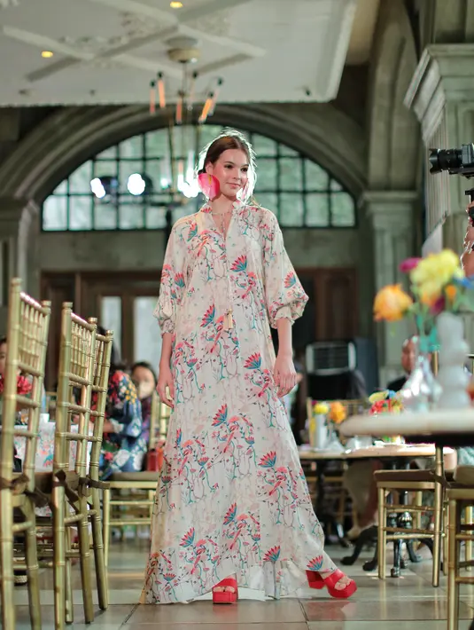 Bianca meredefinisikan feminitas dari unsur dress itu sendiri yang dibuat sangat mudah dipakai dan dipadupadan untuk gaya harian dalam model yang practical (Foto: Fimela.com/Adrian Putra)