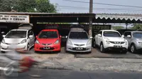 Sejumlah mobil terparkir di depan showroom penjualan mobil bekas di kawasan Depok, Rabu (1/7/2015). Menjelang Lebaran, tingkat penjualan mobil bekas hanya meningkat sekitar 10-15%. (Liputan6.com/Herman Zakharia)