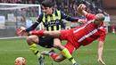 Pemain Manchester City, Abdukodir Khusanov, berebut bola dengan pemain Leyton Orient,Darren Pratley, dalam laga putaran keempat FA Cup 2024/2025 yang dihelat di Brisbane Road, London, Sabtu (8/2/2025) malam WIB. (AFP/Justin Tallis)