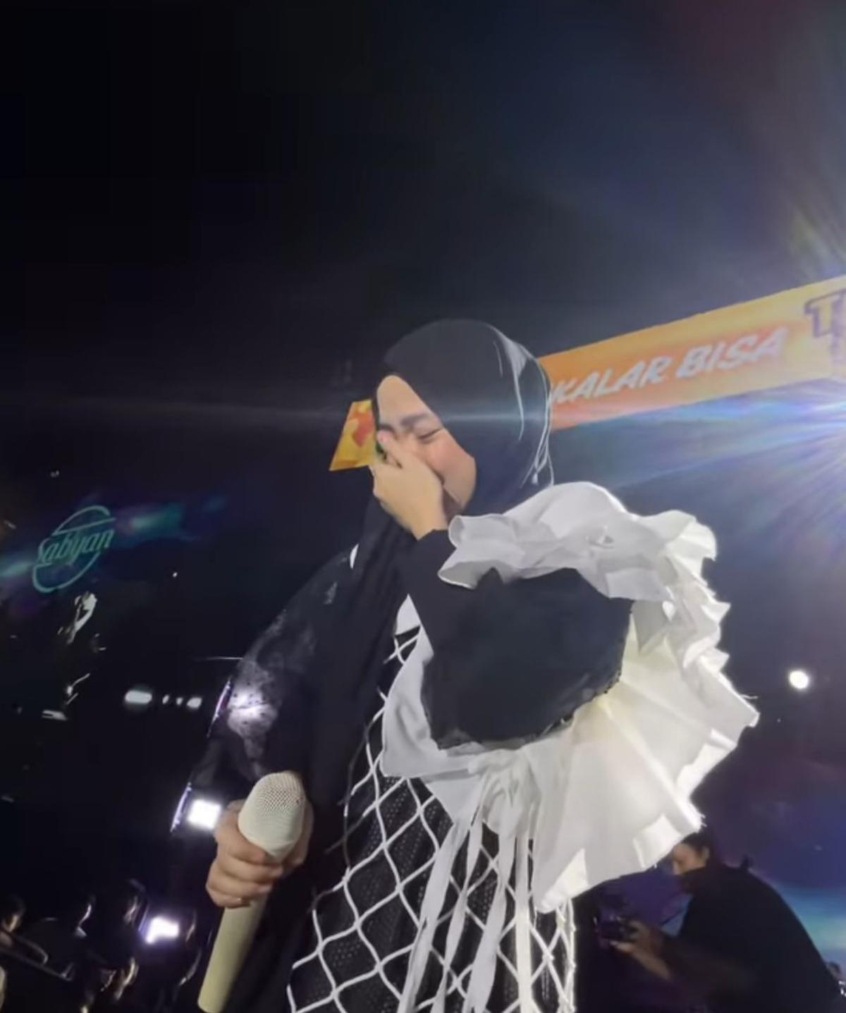 Viral! Momen Haru, Nissa Sabyan Menangis Saat Nyanyikan Lagu Tentang Taubat di Panggung