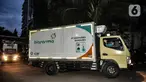 Truk Biofarma yang mengangkut vaksin Covid-19 dari Sinovac saat tiba di Kantor Dinas Kesehatan DKI Jakarta, Kamis (7/1/2021). Dinas Kesehatan DKI Jakarta pada tahap I telah menerima sebanyak 78.400 vaksin Covid-19 dari Sinovac yang diprioritaskan untuk tenaga kesehatan. (merdeka.com/Iqbal Nugroho)