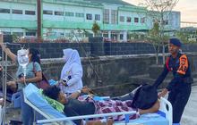 FOTO: Evakuasi Pasien Rumah Sakit Saat Gempa Mengguncang Kota Tarakan