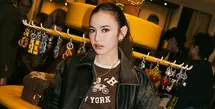 Salah satu yang mencuri perhatian adalah Mahalini. Ia tampil edgy dalam balutan leather jacket hitam yang dipadukan dengan mini skirt senada, menciptakan siluet bold namun tetap feminin. [Dok/KANMO GROUP].