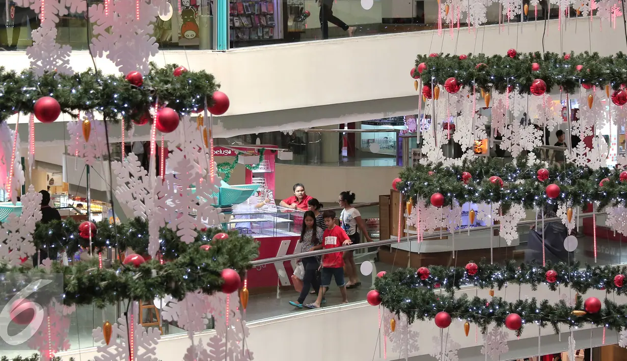 Pengunjung melintas di pohon natal raksasa di Mal Ciputra, Jakarta, Rabu (23/12). Jelang perayaan natal sejumlah mal di Jakarta mendekor mal bernuansa natal agar menjadi daya tarik. (Liputan6.com/Angga Yuniar)