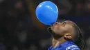 Pemain Chelsea, Christopher Nkunku melakukan selebrasi meniup balon setelah mencetak gol ke gawang Servette pada leg pertama playoff UEFA Conference League 2024 di Stamford Bridge, London, Jumat (23/08/2024). (AP Photo/Alastair Grant)