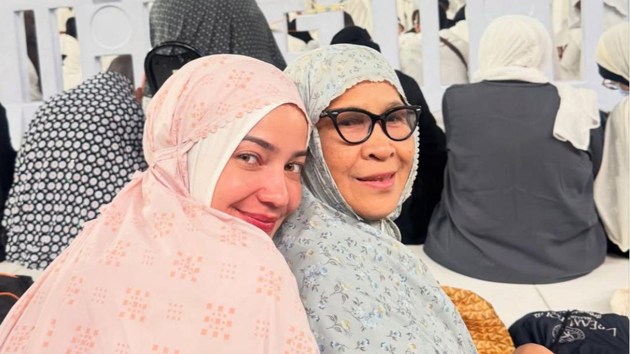 Enzy Storia Bagikan Kebahagiaan Tak Terhingga Bisa Kembali ke Baitullah di Bulan Ramadhan