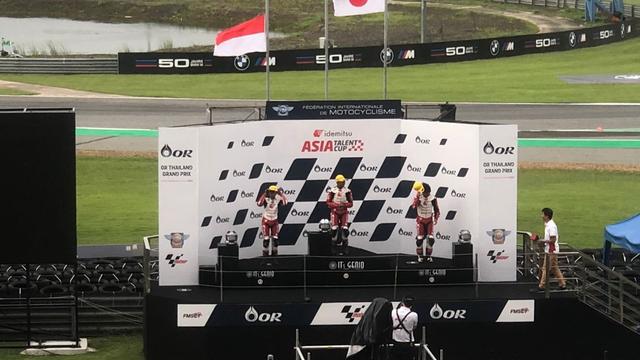 Veda Ega Pratama (kiri)