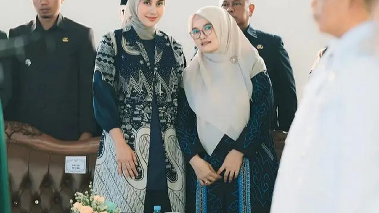 7 Outfit Ibu Pejabat Berhijab ala Syahnaz Sadiqah di 2025, Berwibawa dan Elegan