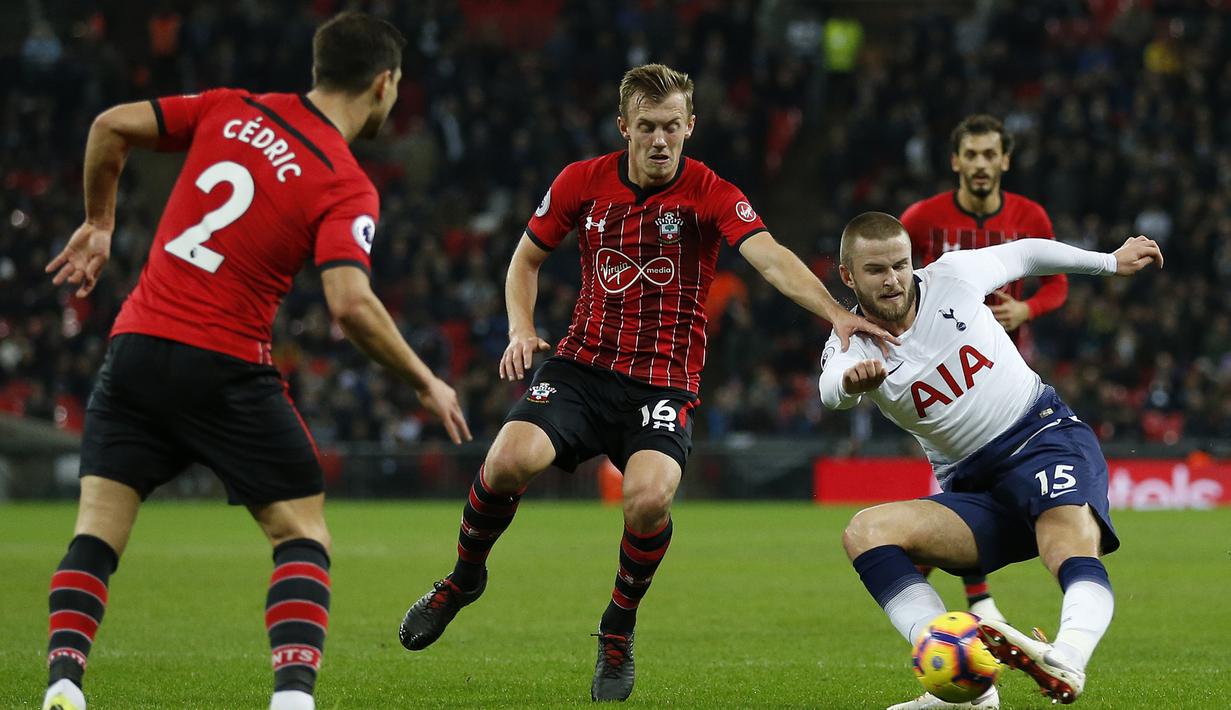 Gelandang Tottenham, Eric Dier, berusaha mengamankan bola saat melawan Southampton pada laga Premier League di Stadion Wembley, London, Rabu (5/12). Tottenham menang 3-1 atas Southampton. (AFP/Ian Kington)
