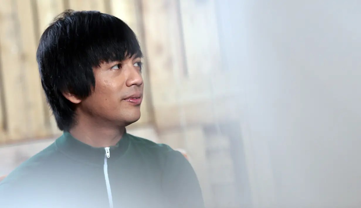 "Biasanya model ada diperanin sama model cowok atau cewek. Tapi kali ini harus akting ya susah. Tapi karena Angela juga seru dan pas syuting cair juga, maksudnya ga ada hal yang mengganggu. Lancar-lancar aja," ujar Rian. (Deki Prayoga/Bintang.com)