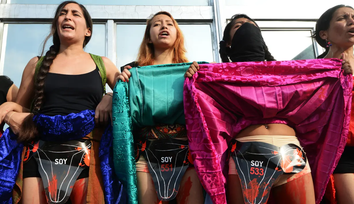 Ratusan aktivis mengangkat rok mereka saat menggelar aksi Hari Internasional untuk Penghapusan Kekerasan terhadap Perempuan di Lima, Peru, Rabu (25/11). Dalam aksinya, mereka menuntut legalisasi aborsi dalam kasus pemerkosaan. (AFP PHOTO/CRIS BOURONCLE)