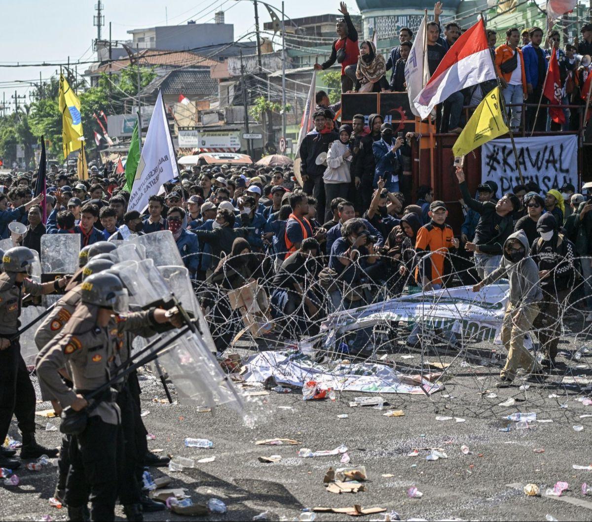 Ribuan mahasiswa dari berbagai universitas berunjuk rasa di depan Gedung DPRD Jawa Timur, Surabaya, Jumat (23/8/2024). Aksi unjuk rasa tersebut dilakukan untuk mengawal putusan Mahkamah Konstitusi (MK) terkait syarat usia calon kepala daerah dan ambang ba
