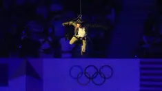 Tom Cruise saat terjun ke dalam stadion pada upacara penutupan Olimpiade Paris 2024 di Stade de France, Minggu 11 Agustus 2024 atau Senin (12/8/2024) dini hari WIB di Saint-Denis, Prancis. (AP Photo/Martin Meissner)