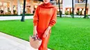 Berlibur ke Hawaii, Syahrini tampil nyentrik dalam balutan busana serba oranye. Penampilannya pun diperlengkap dengan topi fedora berwarna biru, kacamata hitam, dan tas jinjing di lengannya. (Instagram/princesssyahrini).