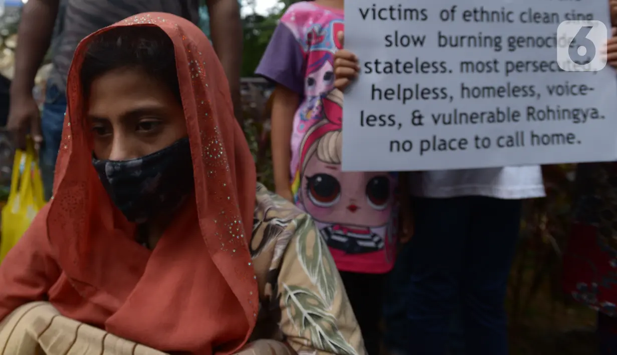 Pengungsi etnis Rohingya melakukan aksi di depan Gedung UNHCR, Jakarta, Jumat (26/11/2021). Unjuk rasa dilakukan menuntut pemerintah Indonesia dan UNHCR agar lebih memperhatikan nasib pengungsi sebagai manusia yang lebih dari 9 tahun tak kunjung diperhatikan. (merdeka.com/Imam Buhori)