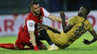Striker Persija Jakarta, Marko Simic (kiri) saling dorong dengan striker Bhayangkara Solo FC, Ezechiel N'Douassel, pada laga Piala Menpora 2021 di Stadion Kanjuruhan, Malang, Rabu (31/3/2021). Persija Menang dengan skor 2-1. (Bola.com/M Iqbal Ichsan)