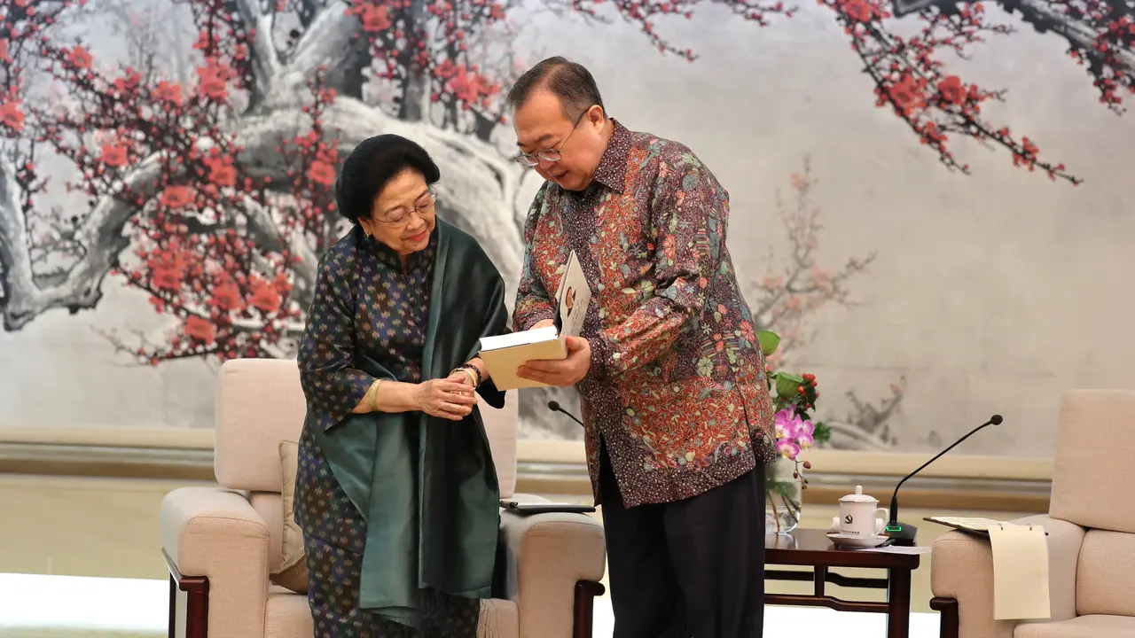 Presiden Kelima Republik Indonesia yang juga Ketua Umum PDI Perjuangan (PDIP) Megawati Soekarnoputri, menerima sebuah buku dari Presiden Republik Rakyat China, Xi Jinping.
