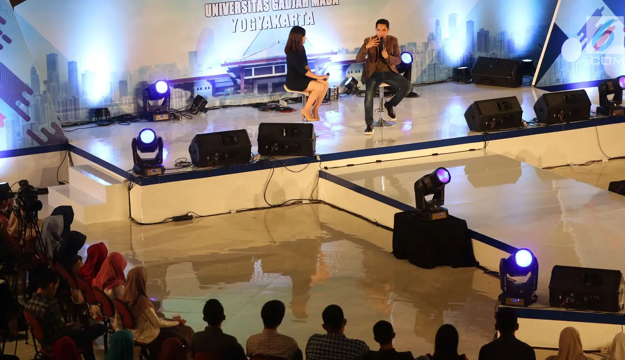 Aktor dan pengusaha, Dude Harlino menjadi pembicara pada sesi inspirasi muda acara Emtek Goes to Campus (EGTC) 2017 di Graha Sabha Pramana Universitas Gadjah Mada, Yogyakarta, Selasa (31/10). (Liputan6.com/Helmi Afandi)