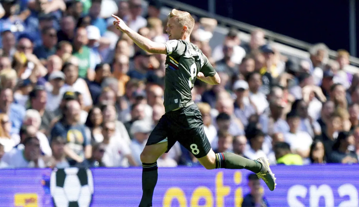 The Saints membuat pendukung tuan rumah terdiam setelah James Ward-Prowse membobol gawang Hugo Lloris pada menit ke-12. (Kirsty O'Connor/PA via AP)