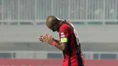 Boaz Solossa merayakan gol saat melawan PS TNI pada laga Torabika SC 2016 di Stadion Pakansari, Bogor, Minggu (19/6/2016). Persipura Menang 3-1. (Bola.com/Nicklas Hanoatubun)