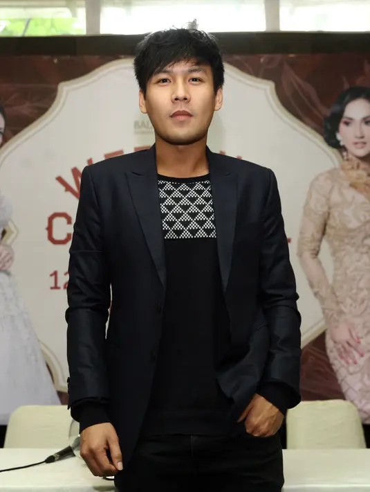 "Terus kalau syuting yang biasanya malas pulang, ada istri jadinya pengin cepat-cepat pulang karena ada yang nungguin," lanjut pemeran dalam sinteron Cinderella itu. (Nurwahyunan/Bintang.com)