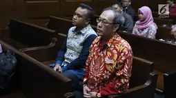 Terdakwa dugaan korupsi pengadaan e-KTP, Irvanto Hendra Pambudi (kiri) dan Made Oka Masagung bersiap menjalani sidang lanjutan di Pengadilan Tipikor, Jakarta, Rabu (21/11). Sidang mendengar nota pembelaan para terdakwa. (Liputan6.com/Helmi Fithriansyah)