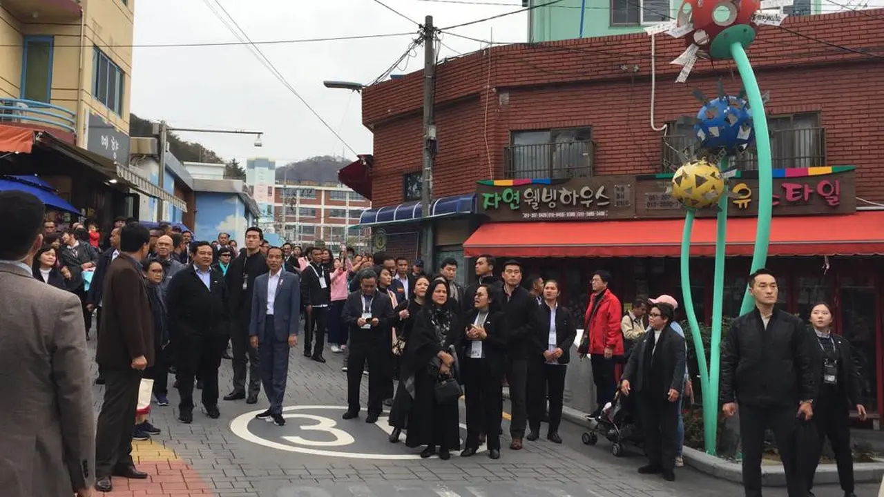 Presiden Joko Widodo atau Jokowi bersama Ibu Negara Iriana mengunjungi Gamcheon Village yang berada di Busan Korea Selatan, Minggu (24/11/2019). (Liputan6.com/ Lizsa Egeham))