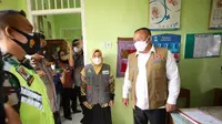 Ketua Satuan Tugas Penanganan Covid-19, Letjen TNI Ganip Warsito mengunjungi Desa Negara Ratu, Lampung Selatan.(Foto: Dokumentasi BNPB).