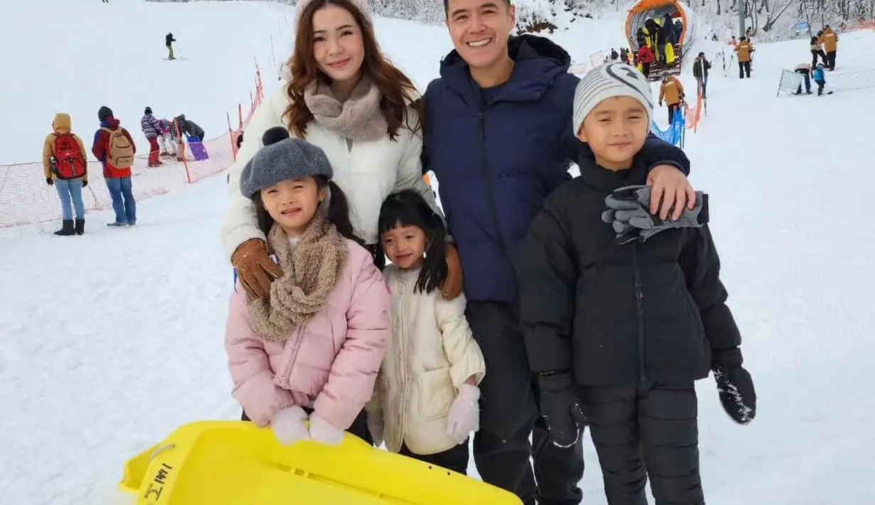 Mengabadikan foto keluarga saat berada di Yuzawa, Kogen, Jepang, keluarga Maya Septha kompak kenakan puffer jacket untuk tetap hangat di musim dingin. [@mayaseptha7]
