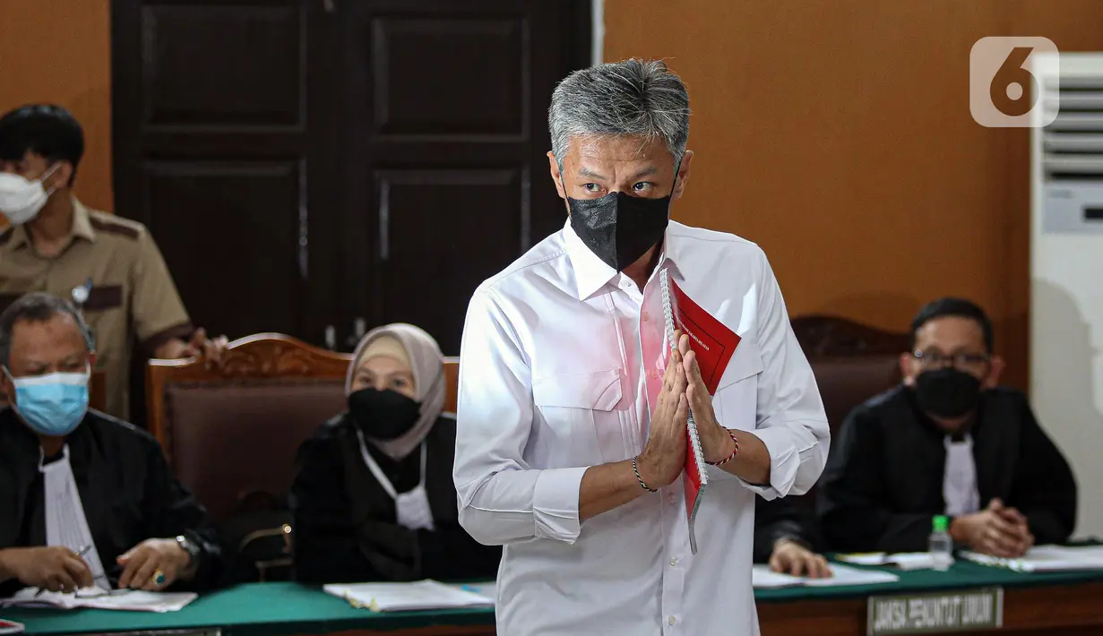 Mantan Kepala Biro Pengamanan Internal (Karo Paminal) Divisi Profesi dan Pengamanan (Propam) Polri Brigjen Hendra Kurniawan tiba untuk menjalani sidang perdana di Pengadilan Negeri Jakarta, Rabu (19/10/2022). Hendra menjalani sidang dengan agenda pembacaan surat dakwaan kasus obstruction of justice atau perintangan proses penyidikan terkait perkara dugaan pembunuhan berencana terhadap Nofriansyah Yosua Hutabarat atau Brigadir J. (Liputan6.com/Faizal Fanani)