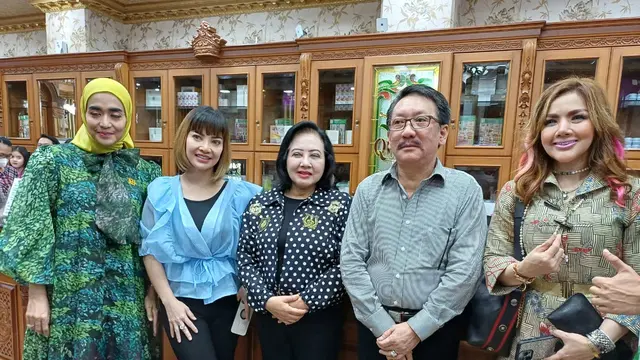Barbie Kumalasari, Irma Darmawangsa dan Nana Mardiana merupakan pelanggan setia Queen Klinik.