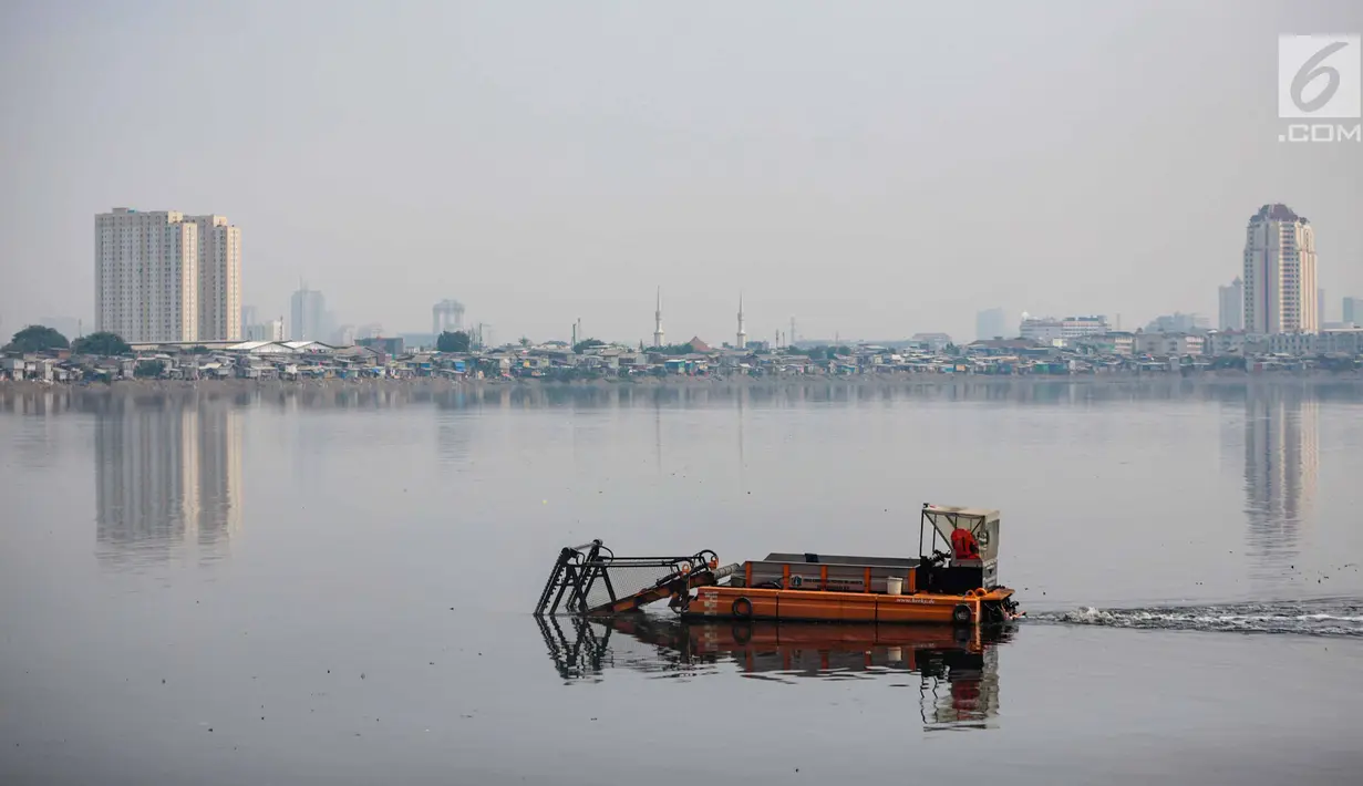 Kapal tongkang Dinas Tata Air DKI Jakarta mengeruk lumpur dan sampah dari Waduk Pluit, Jakarta, Selasa (11/12). Pengerukan ini juga untuk mencegah pertumbuhan eceng gondok yang mengakibatkan pendangkalan Waduk Pluit. (Liputan6.com/Faizal Fanani)