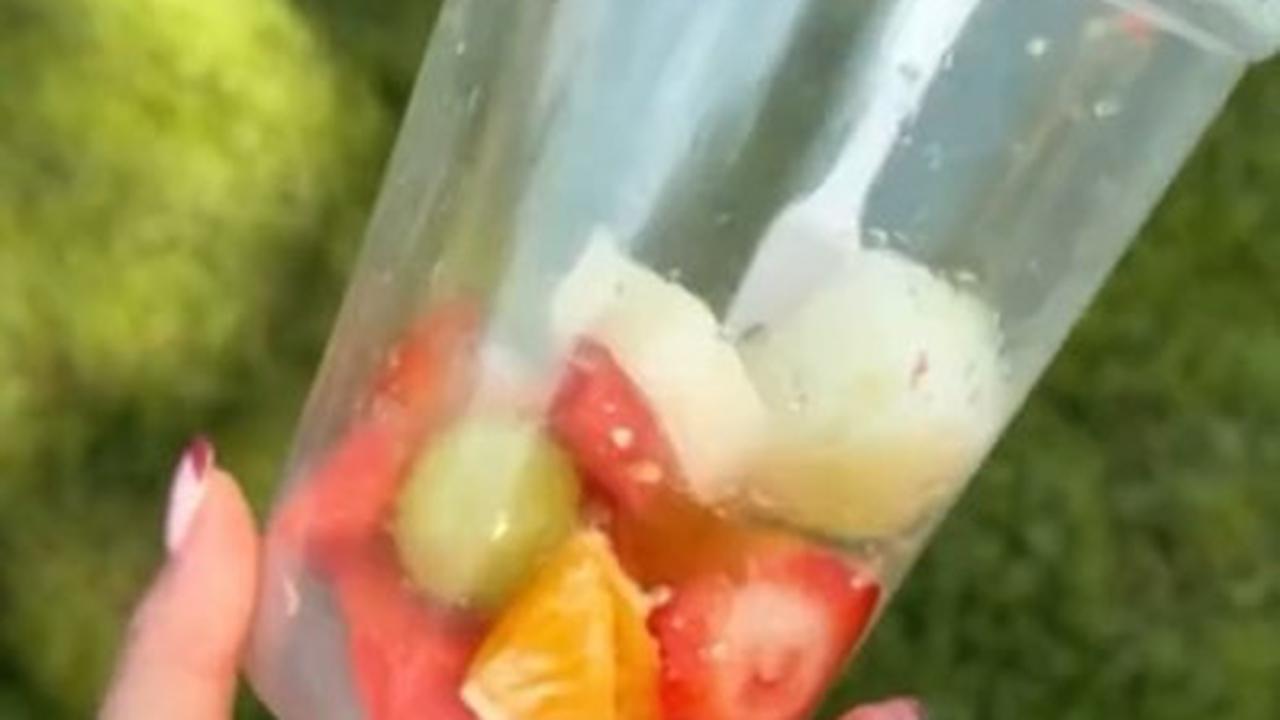 Snack sehat ala Nikita Willy adalah buah-buahan segar yang disajikan dalam cup plastik. Sungguh menyegarkan saat dinikmati di cuaca panas!<br><br>