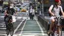 Sejumlah orang mengendarai sepeda di Times Square, New York, Amerika Serikat, Minggu (9/8/2020). Menurut Center for Systems Science and Engineering (CSSE) di Universitas Johns Hopkins, jumlah kasus COVID-19 di Amerika Serikat melampaui angka 5 juta pada Minggu (9/8). (Xinhua/Wang Ying)