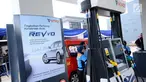 Petugas melayani proses pengisian BBM di SPBU Vivo di kawasan Cilangkap, Jakarta, Kamis (26/10). SPBU tersebut akan menyalurkan BBM bensin Research Octane Number (RON) 89, 90, dan 92 dengan merk Revvo. (Liputan6.com/Helmi Fithriansyah)