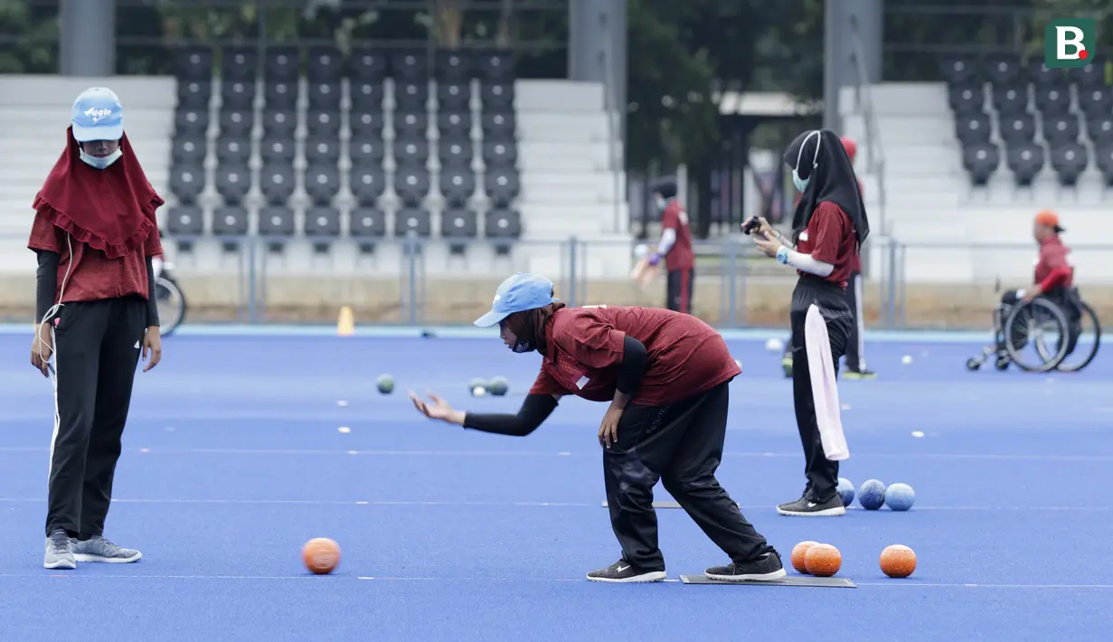 Sejumlah atlet Lawn Bowls saat mengikuti sesi latihan di Lapangan Hoki, GBK, Jakarta, Rabu, (19/9/2018). Latihan tersebut merupakan persiapan jelang Asian Para Games 2018. (Bola.com/M Iqbal Ichsan)