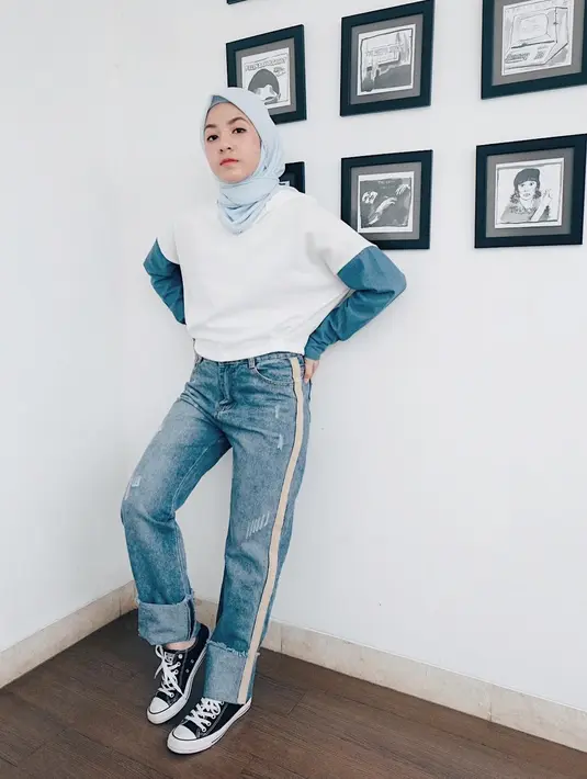 Berhijab, tak membuat Natasha Rizky mati gaya. Ia tetap bisa tampil sporty seperti kali ini. Ia memakai hijab perseginya yang lagi-lagi bagian ujung kanan dan kirinya diikat ke belakang dan menyilangkannya di depan leher. (Instagram/natasharizkynew)