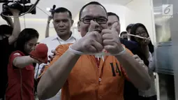 Anggota BPN Prabowo-Sandi, Mustofa Nahrawardaya keluar tahanan untuk menjalani pemeriksaan kesehatan di Bareskrim Polri, Jakarta, Rabu (29/5/2019). Mustofa ditangkap pada Minggu (26/5) dini hari atas dugaan menyebarkan berita bohong alias hoaks melalui media sosial. (merdeka.com/Iqbal S. Nugroho)