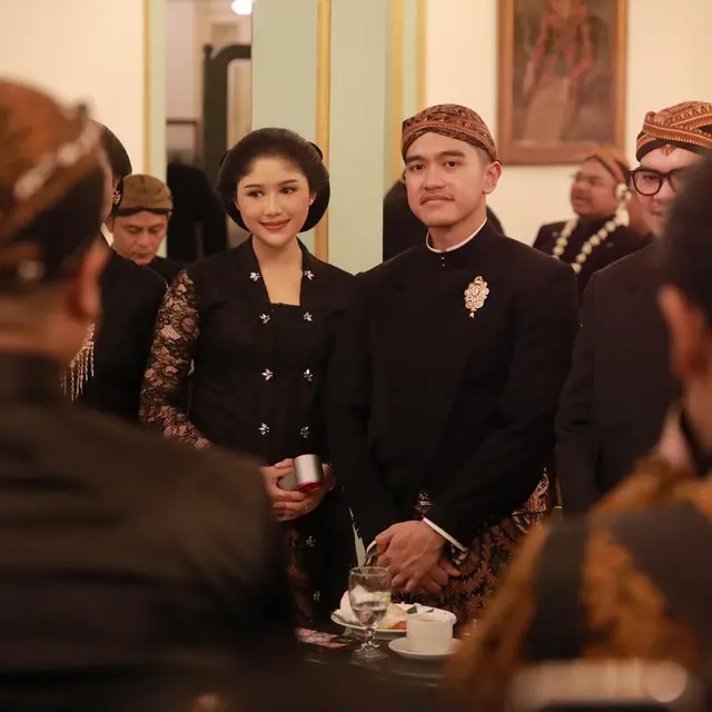 7 Potret Kaesang Pangarep dan Erina Gudona pada Peringatan 1 Suro di Pura Mangkunegaran