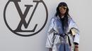 Naomi Campbell berpose saat menghadiri koleksi busana Louis Vuitton Spring/Summer 2023 yang dipresentasikan selama Paris Fashion Week di Paris pada Selasa, 4 Oktober 2022. Supermodel ini menarik perhatian dalam balutan mantel metalik dan kacamata hitam besar.  (AP Photo/Francois Mori)